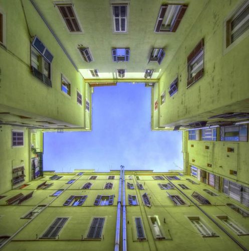 建物から見上げた空04