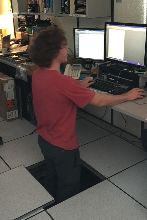 立ってデスクワーク02