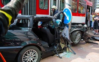 BMWと電車の事故で無傷03
