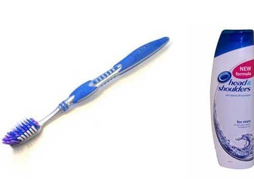 髪の毛グッズと歯ブラシ