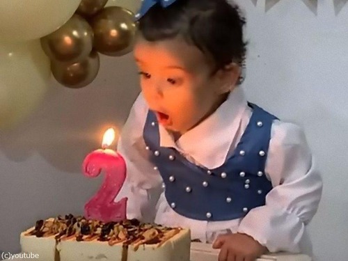 2歳の女の子、がんばっても誕生ケーキのロウソクの炎を吹き消せない（動画）