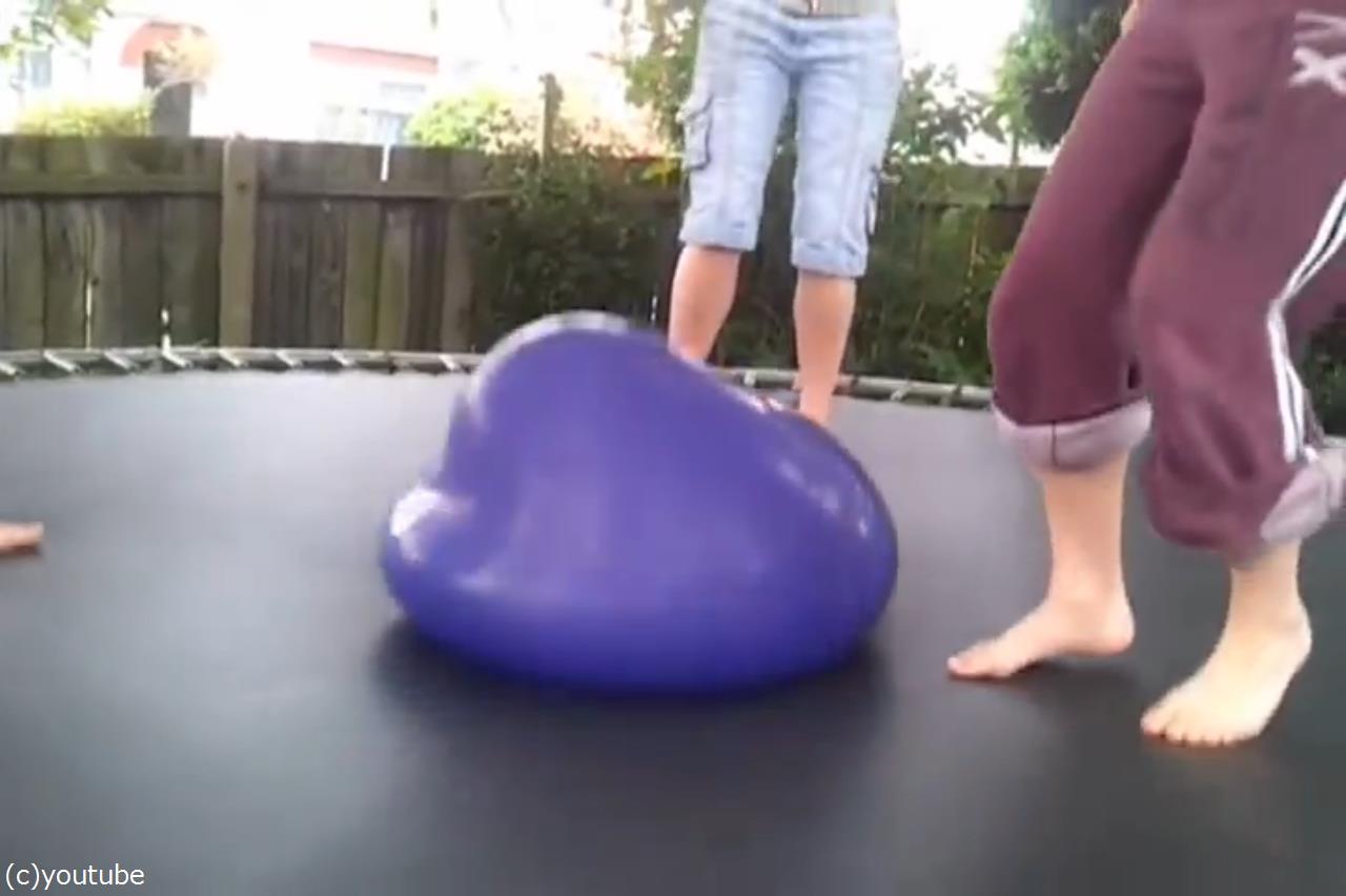 大きな水風船をトランポリンの上でポヨンポヨンすると こんなことに 動画 らばq 大きな水風船をトランポリンの上でポヨンポヨンすると こんなことに 動画 らばq