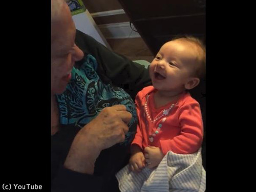 耳の聞こえない祖母と耳の聞こえない赤ちゃん00