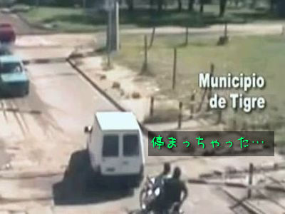 踏切で停まった車を間一髪で救いだしたヒーロー