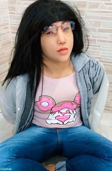 女装に変装して脱獄01