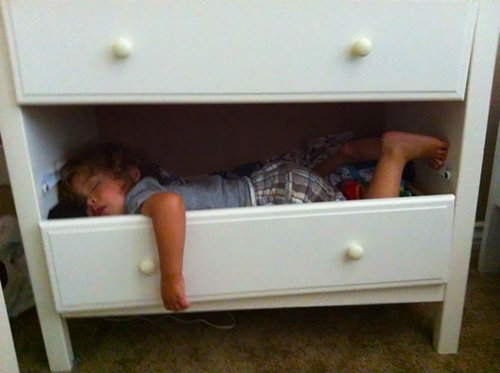 子供たちはどこでも眠れる09