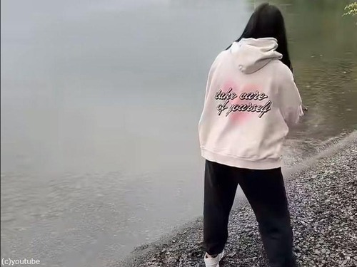 「そんなバカな!?」女性が平たい石を水面に向かって投げたら…予想外の水切りが起こる（動画）