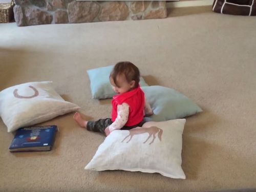 赤ちゃんが猫の上に座りかける→「安心してください！」06