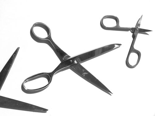 目を閉じて髪を切る美容師00