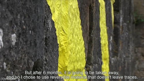 カルカソンヌ城塞都市に黄色のペイント06