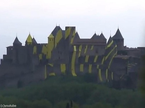 カルカソンヌ城塞都市に黄色のペイント01