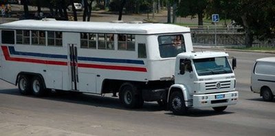 キューバのらくだバス03
