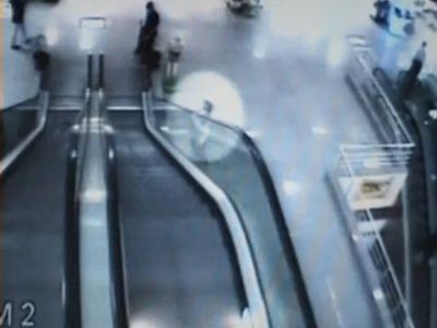 エスカレーターから転落する4歳児