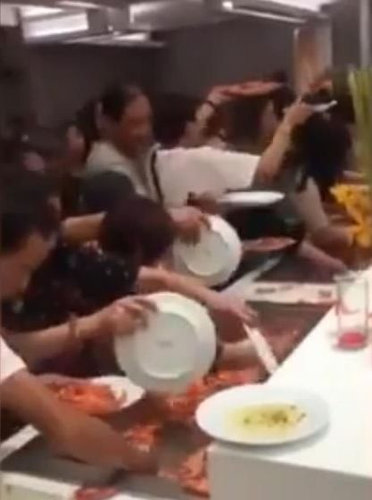 タイのビュッフェで中国人観光客02