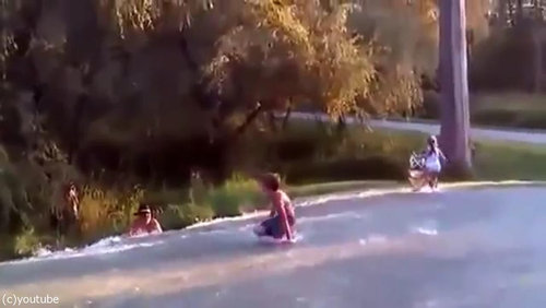 おじいちゃん「プールの水を空にするよ！」09