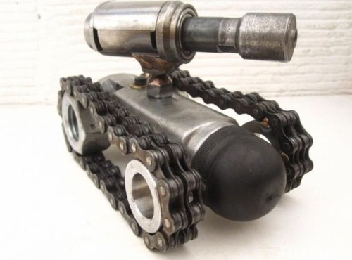 工具を溶接したアート12