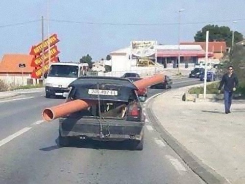 強引に車に積んでしまう人々02