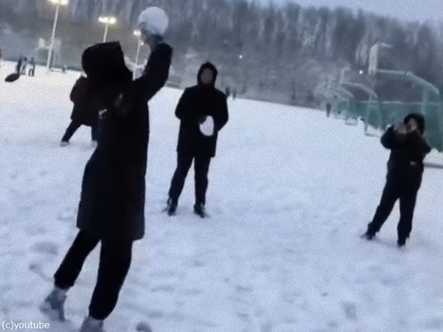 「雪玉でバスケのシュートをしたら…」経験者ほどやりがちな失敗