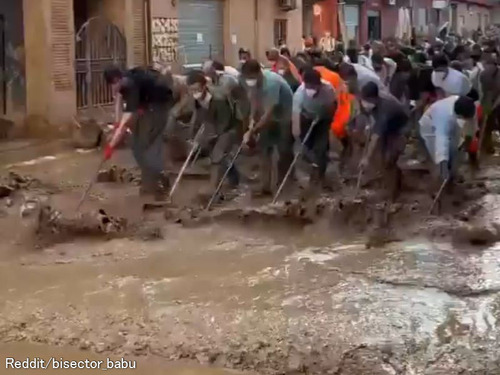 「これぞチームワーク！」洪水に見舞われたバレンシアの道路から水を除去する様子