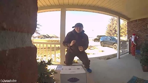 監視カメラに不審な配達員?02