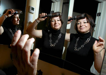 鏡のように対象に動く人々01