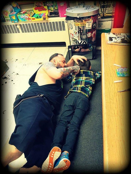 うちの床屋が自閉症の子の髪を切るとき01