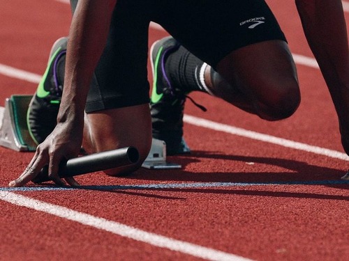 陸上男子1500mで銀メダリストが金メダリストにブレスレット