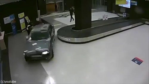 ロシアの空港に車が突入、警備員との追いかけっこ02