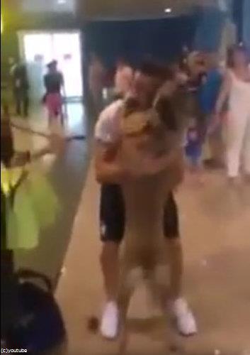 飼い主と3年ぶりに再会した犬03