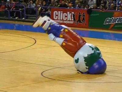 不思議な動きのマスコットキャラクター