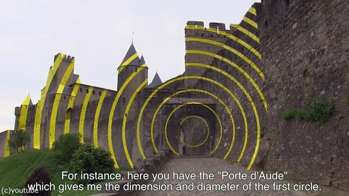 カルカソンヌ城塞都市に黄色のペイント04