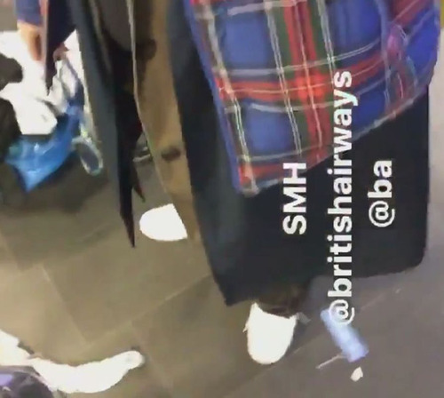 預け入れ荷物を減らすために服を10枚重ねした男02