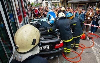 BMWと電車の事故で無傷13