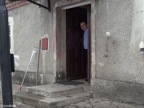 家に入りたい犬10