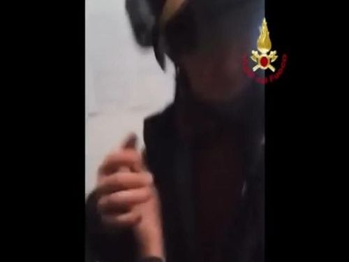 2歳児が銀行の金庫に入り込む06