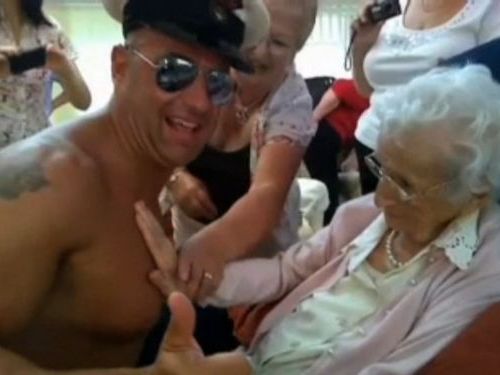 100歳おばあちゃんにストリッパー03