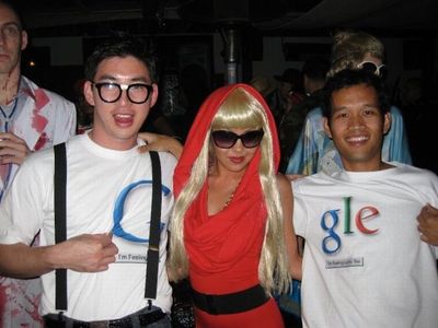 胸の大きな女性と肩を組めるTシャツ05