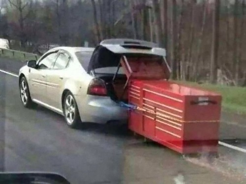 強引に車に積んでしまう人々08