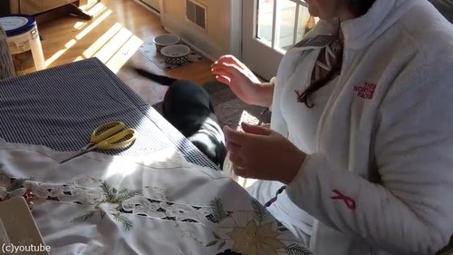 お気に入りの人形の手術をじっと待つ犬04