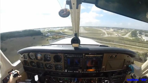 バードストライクで飛行機のフロントが吹っ飛ぶ08