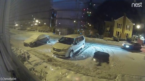 雪の駐車場で偶然できたもの01