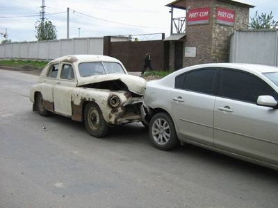 13-高そうな車がオンボロ車に追突される悲劇