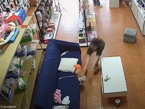 ママが素早く赤ちゃんをキャッチ