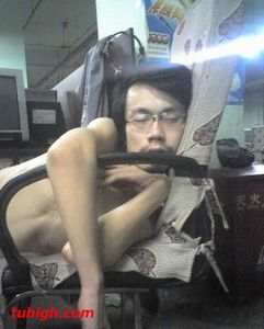 中国のネットカフェでぐっすり眠る人々08