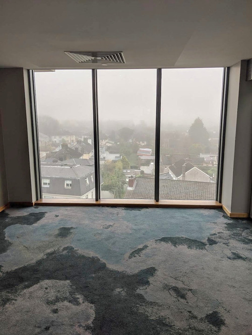 ホテルのエレベーターのカーペット02