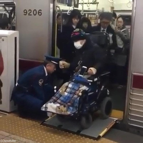 ���ܤ��ż֤Ǽ֥����οͤιߤ�����03