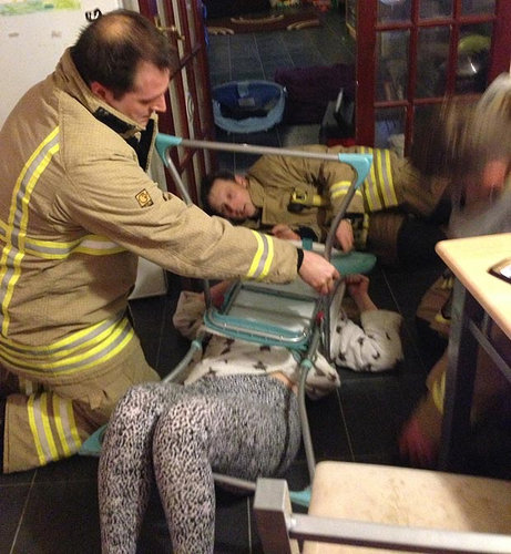 大人が子供のイスに座るべきじゃない理由06