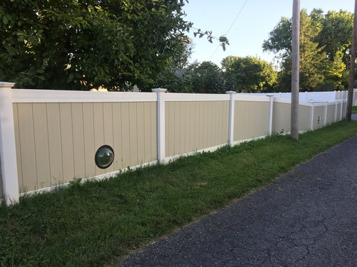 犬のためにフェンスに小窓03