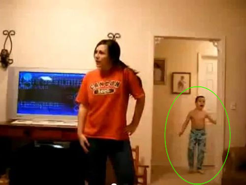 姉の後ろで踊る弟