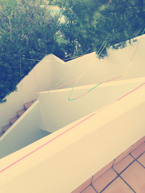 寝てる娘の前に50mのストロー04